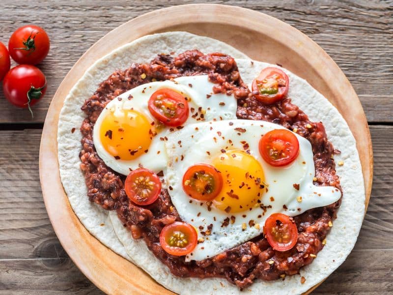 Huevos Rancheros - recept na mexické Rančerské vajíčka, obľúbené kovbojské raňajky