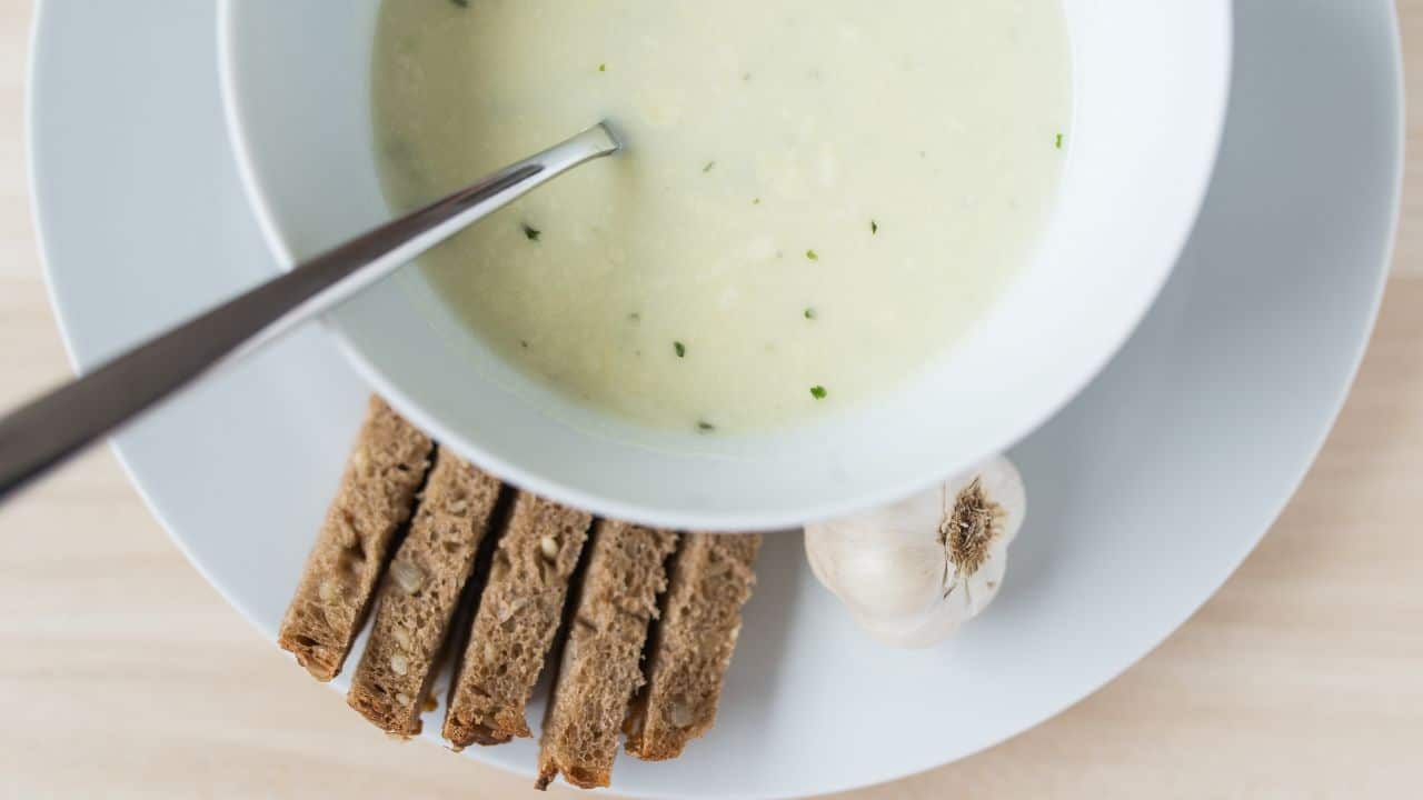 Jednoduchá krémová cesnaková polievka - najlepší recept so šľahačkovou smotanou