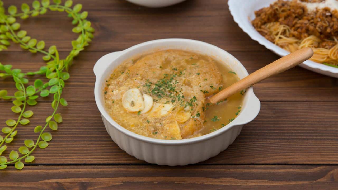 Pravá cesnačka so syrom - overený recept na poctivú cesnakovú polievku