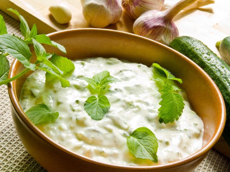 Pravé grécke tzatziky - dresing a omáčka, najlepší recept s bielym jogurtom a uhorkou