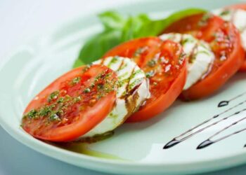 Pravý taliansky Caprese šalát s mozzarellou - jednoduchý a rýchly recept