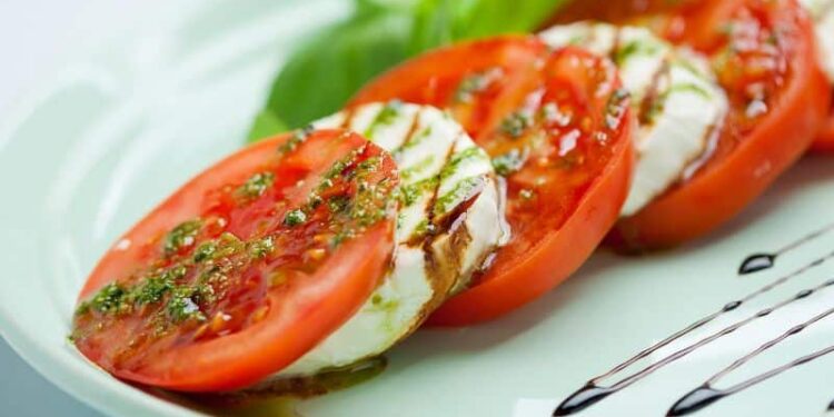 Pravý taliansky Caprese šalát s mozzarellou - jednoduchý a rýchly recept