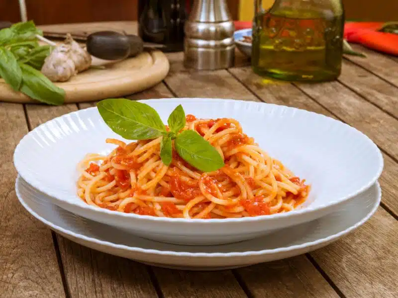 Špagety al pomodoro s bazalkou a syrom - originálny taliansky recept