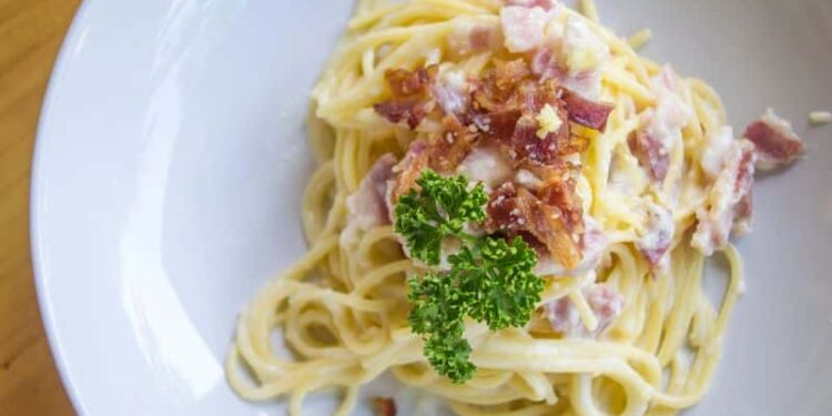 Špagety carbonara s parmezánom a slaninou - tradičný a overený taliansky recept