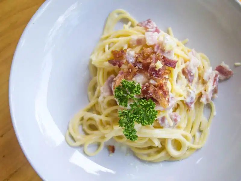 Špagety carbonara s parmezánom a slaninou - tradičný a overený taliansky recept