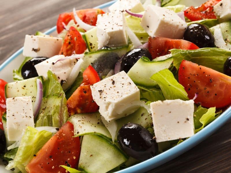 Výborný, klasický a originálny grécky šalát s feta syrom a lahodnými olivami