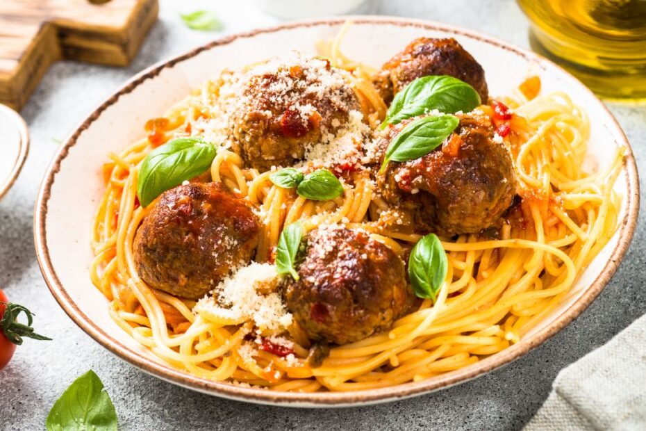 Mäsové guľky v paradajkovej omáčke so špagetami - jednoduchý recept