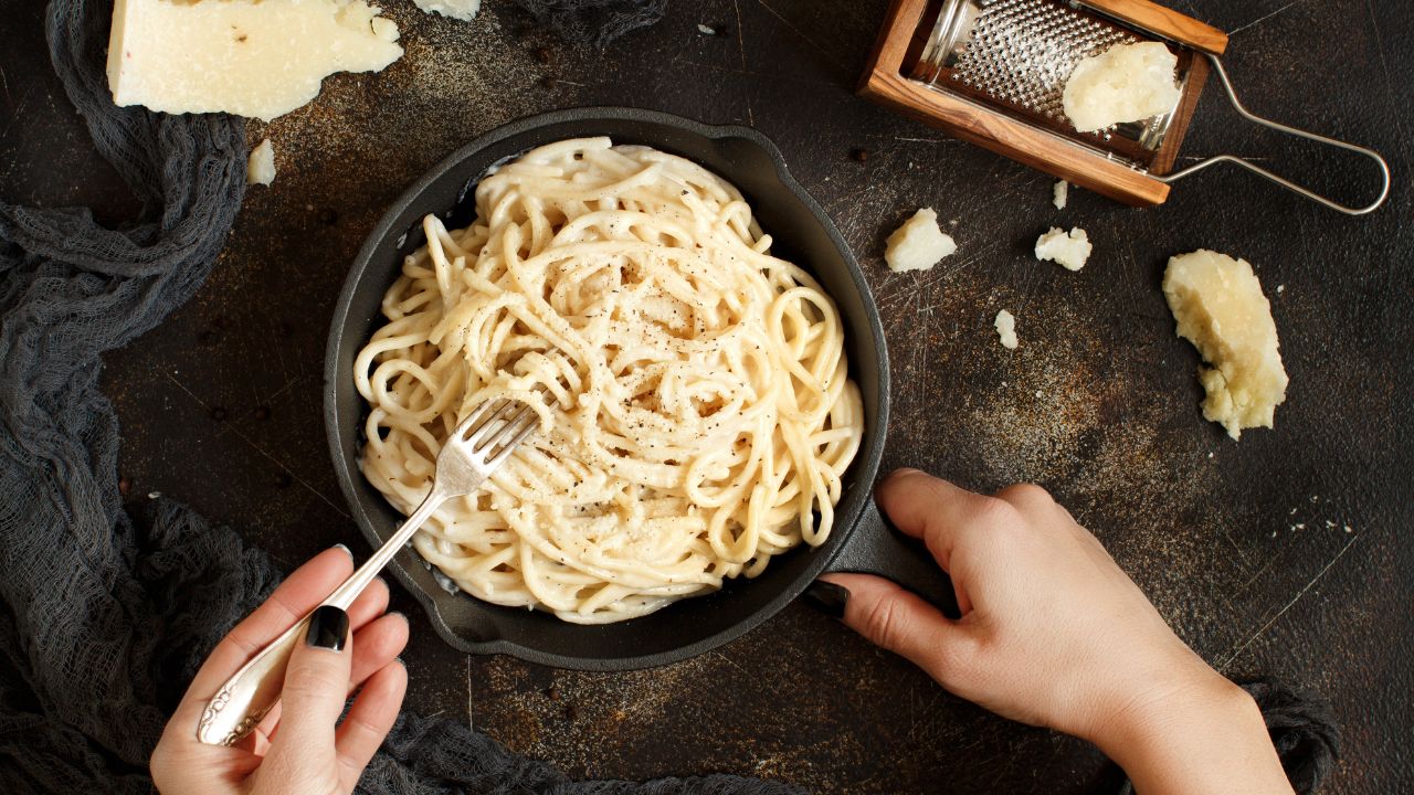 Špagety so syrovou omáčkou a korením - originálny recept na Cacio e Pepe