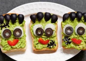 Avokádový Frankenstein toast, recept na Halloween