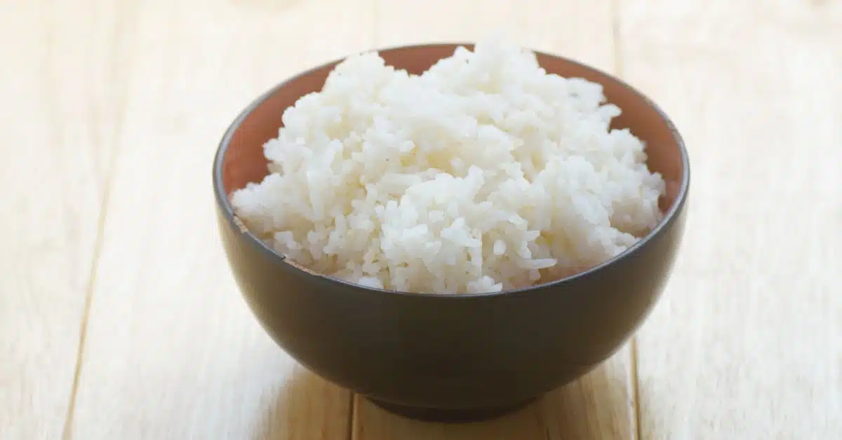 Ako udržať ryžu teplú bez toho, aby sa vysušila, ak ju dovaríte skôr?